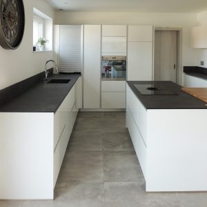 Cuisine avec table mange debout à La Fouillouse