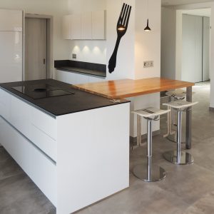 Cuisine avec table mange debout à La Fouillouse